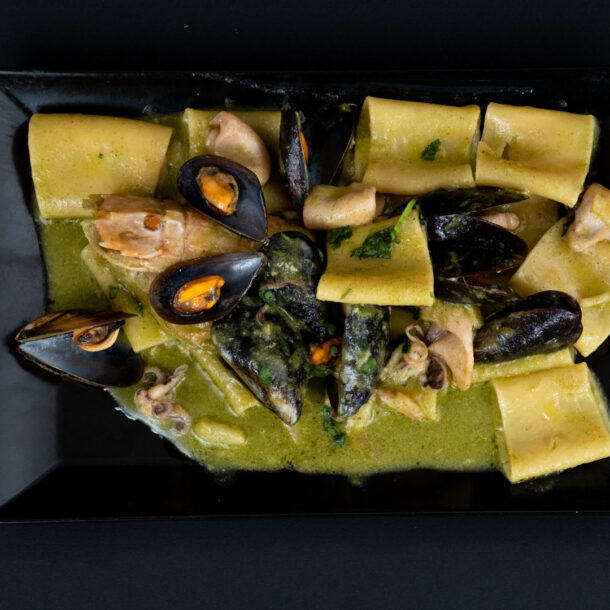 paccheri in salsa di basilico ai frutti di mare