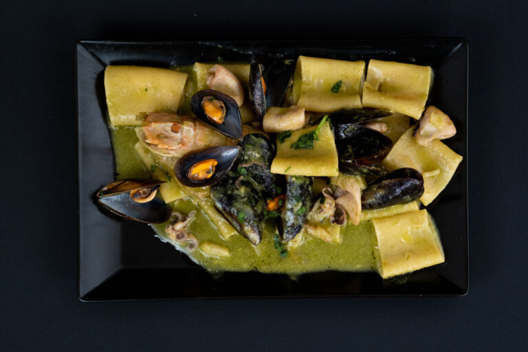 paccheri in salsa di basilico ai frutti di mare